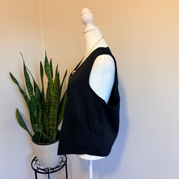 Classic Black Button-Up Vest - Picture 2 of 4
